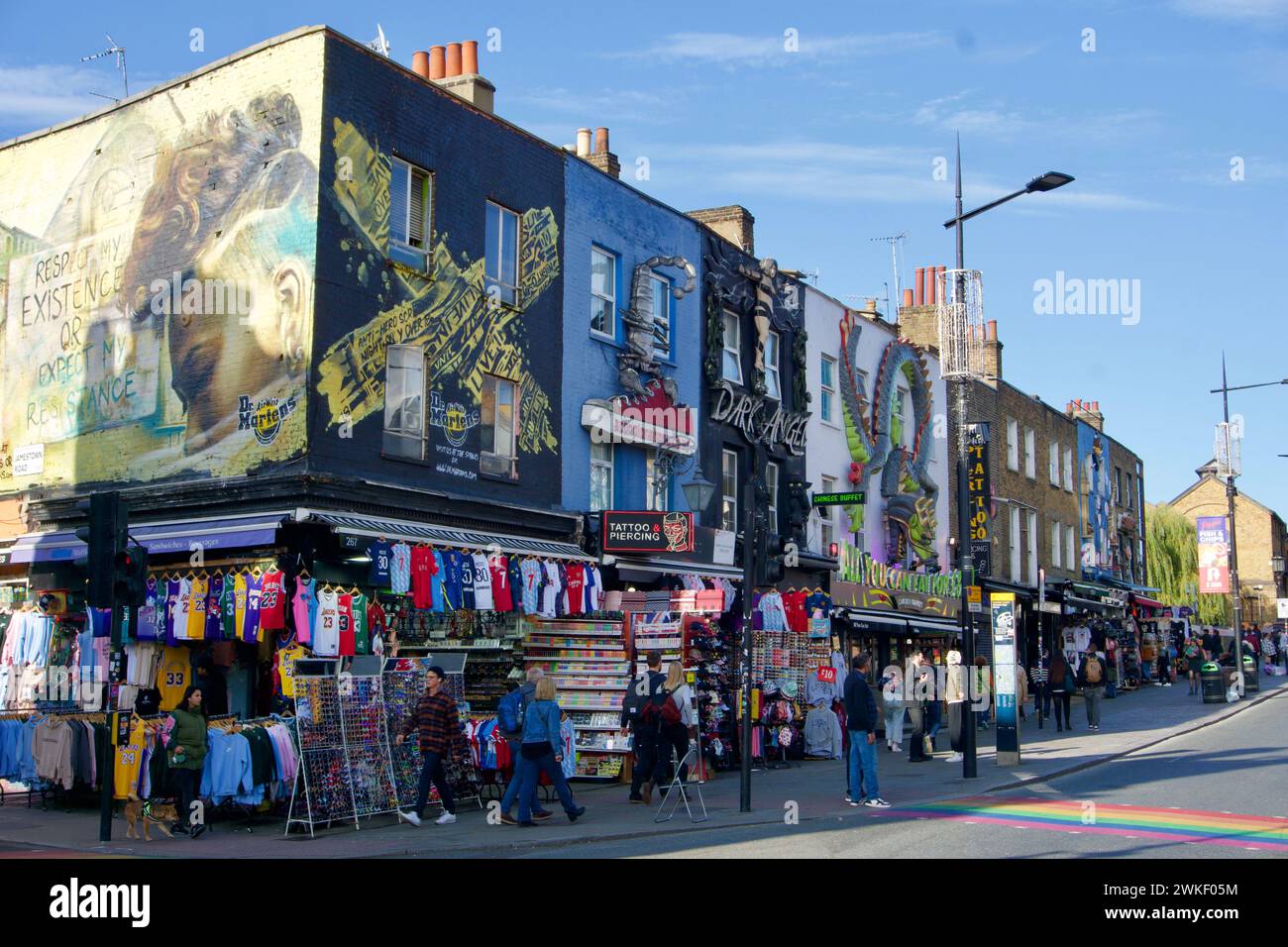 Camden Town ist ein gewirr der Mode und Neugier am Regents Canal Stockfoto