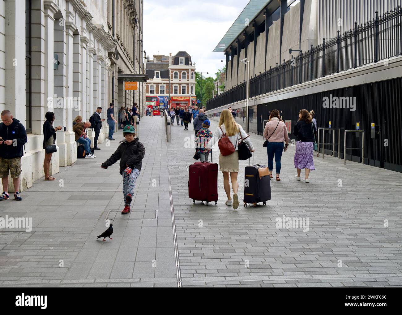 Das geschäftige Treiben des Bahnhofs Paddington, während Pendler und Reisende durch den Bahnhof fahren. Stockfoto