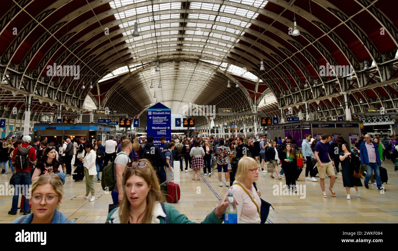 Das geschäftige Treiben des Bahnhofs Paddington, während Pendler und Reisende durch den Bahnhof fahren. Stockfoto