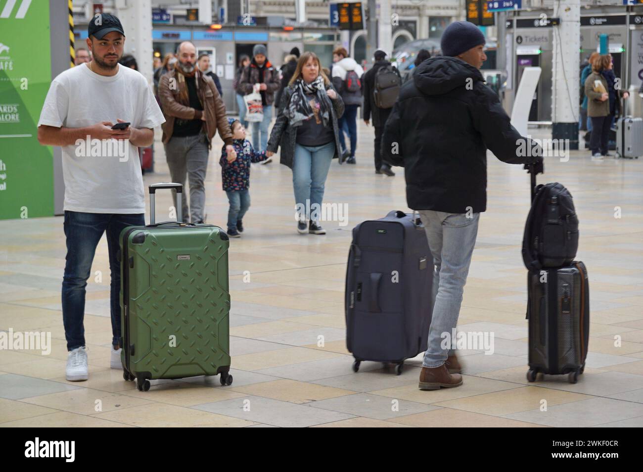 Das geschäftige Treiben des Bahnhofs Paddington, während Pendler und Reisende durch den Bahnhof fahren. Stockfoto