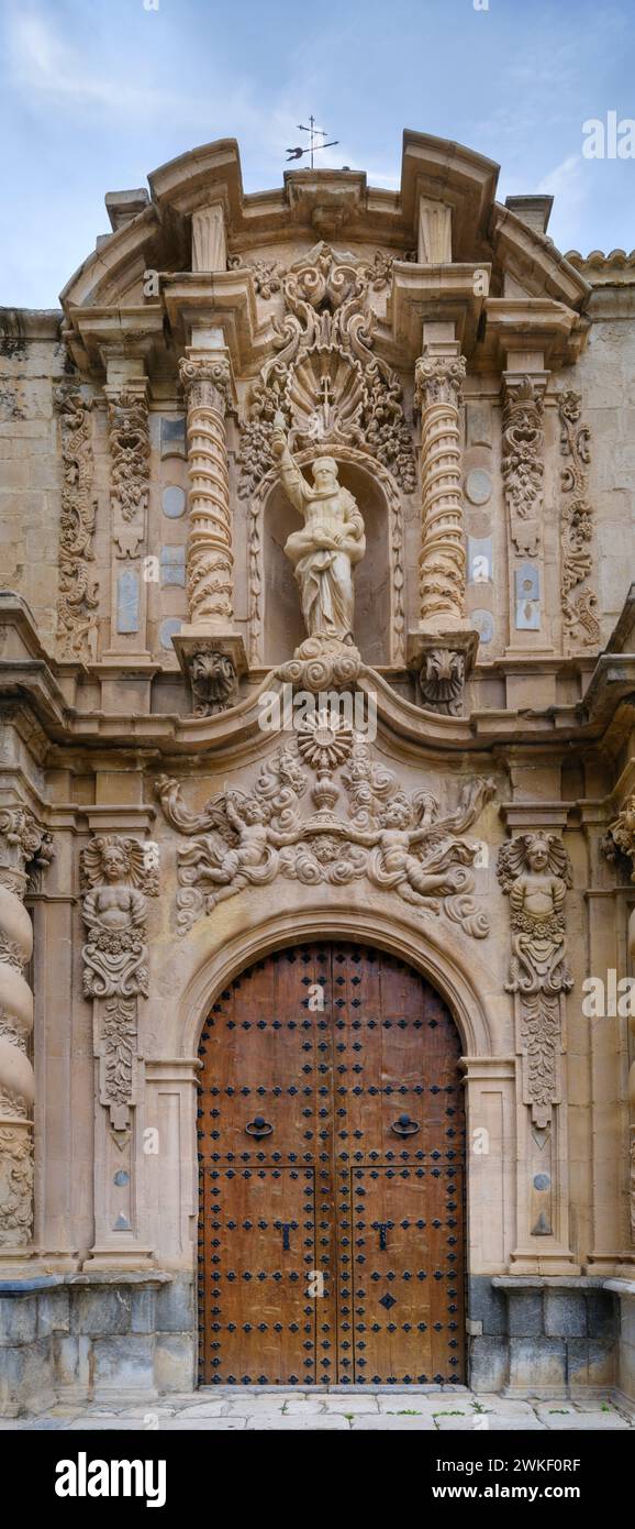 Orihuela, Alicante, Spanien. Der kunstvolle Eingang zur Apostolischen Kirche Santiago in Orihuela, Alicante, Spanien. Stockfoto