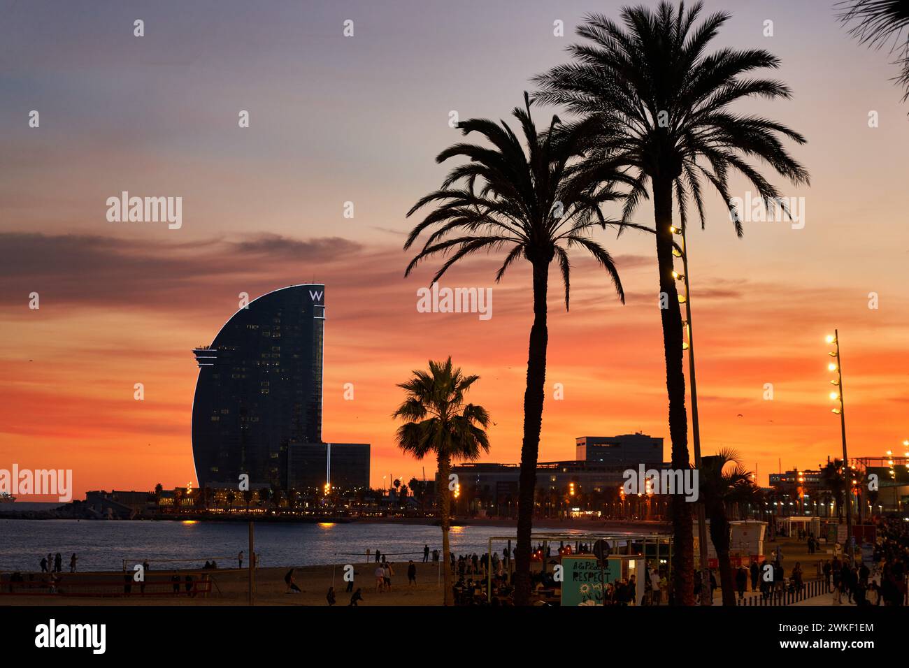 Sonnenuntergang am Strand Barceloneta, im Hintergrund Hotel W, Barcelona, Katalonien, Spanien. Stockfoto