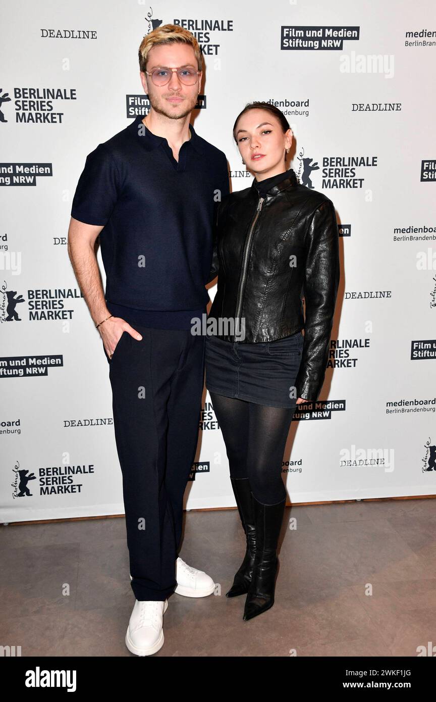 Jannik Schümann und Emma Drogunova bei der Premiere der RTL Serie Disko 76 auf der Berlinale 2024 / 74. Internationale Filmfestspiele Berlin im Cinemaxx Potsdamer Platz. Berlin, 20.02.2024 *** Jannik Schümann und Emma Drogunova bei der Premiere der RTL-Serie Disko 76 auf der Berlinale 2024 74 Berlin International Film Festival am Cinemaxx Potsdamer Platz Berlin, 20 02 2024 Foto:Xn.xKubelkax/xFuturexImagex disko 4205 Stockfoto