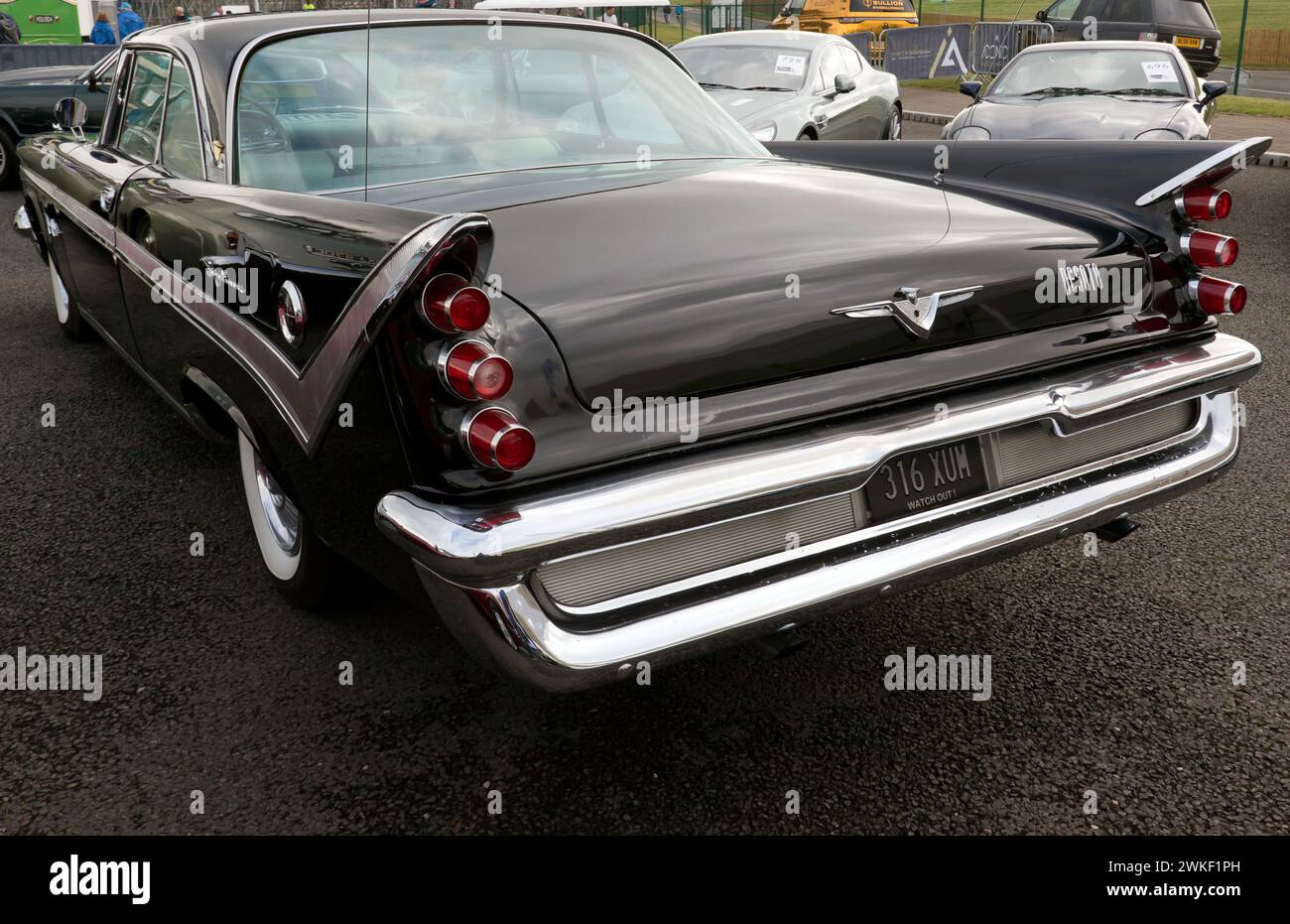 Dreiviertel-Rückansicht eines schwarzen Desoto Fireflite Sportsmans Coupés aus dem Jahr 1959, erhältlich in der legendären Auktion beim Silverstone Festival 2023 Stockfoto