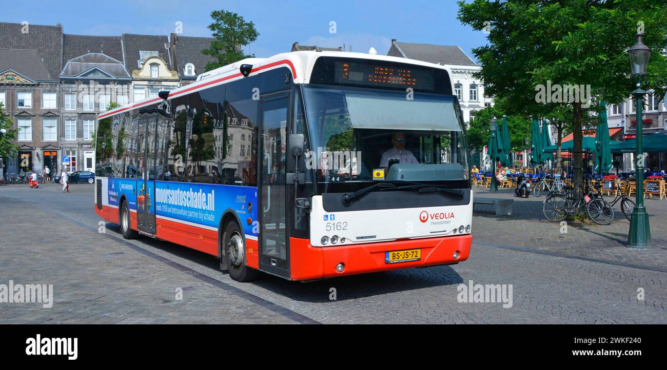 Maastricht City Eindeckerbus, betrieben von Veolia Transportunternehmen Nahaufnahme Fahrt auf Kopfsteinpflaster Limburg Niederlande Europa EU Stockfoto