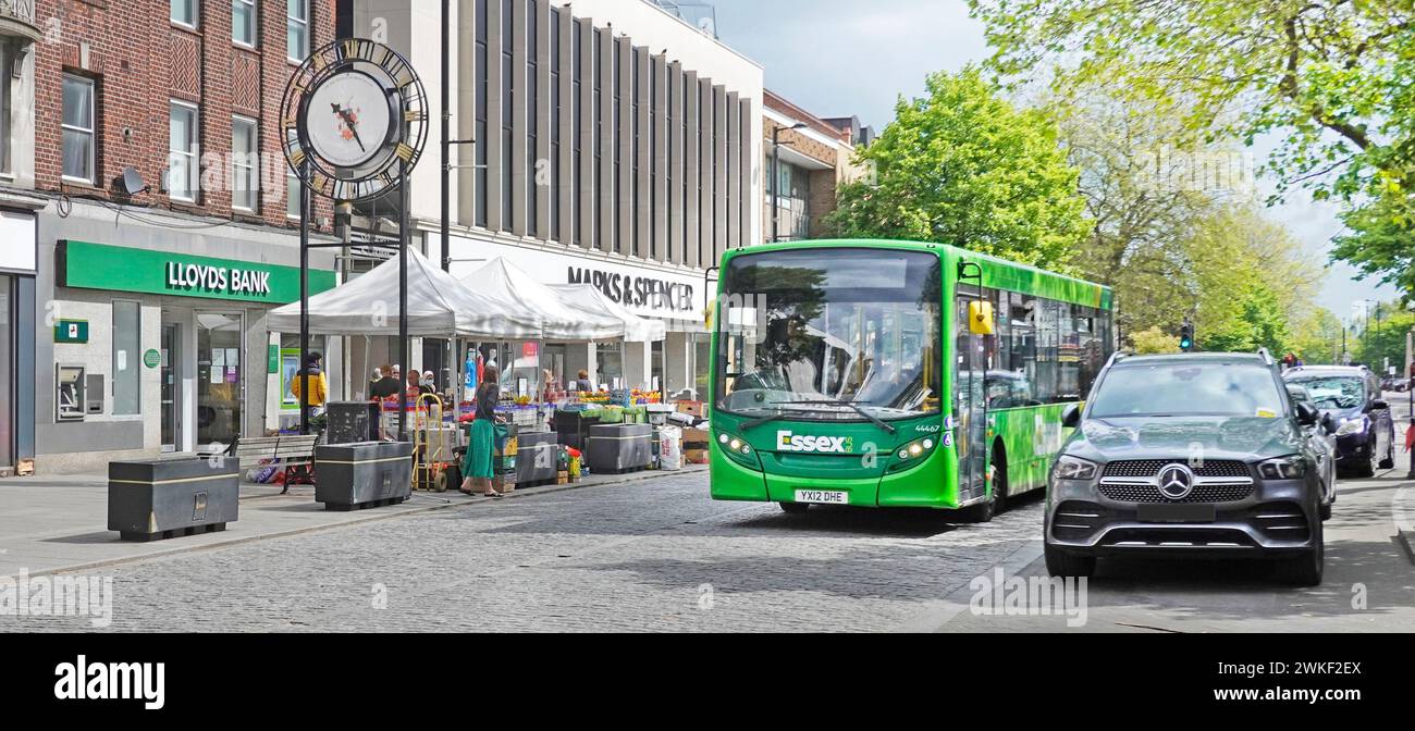 Brentwood Essex High Street Shops Town Clock Marks & Spencer Store Green Single Decker Bus kostenloser Parkplatz Straßenstände Spring Trees England UK Stockfoto