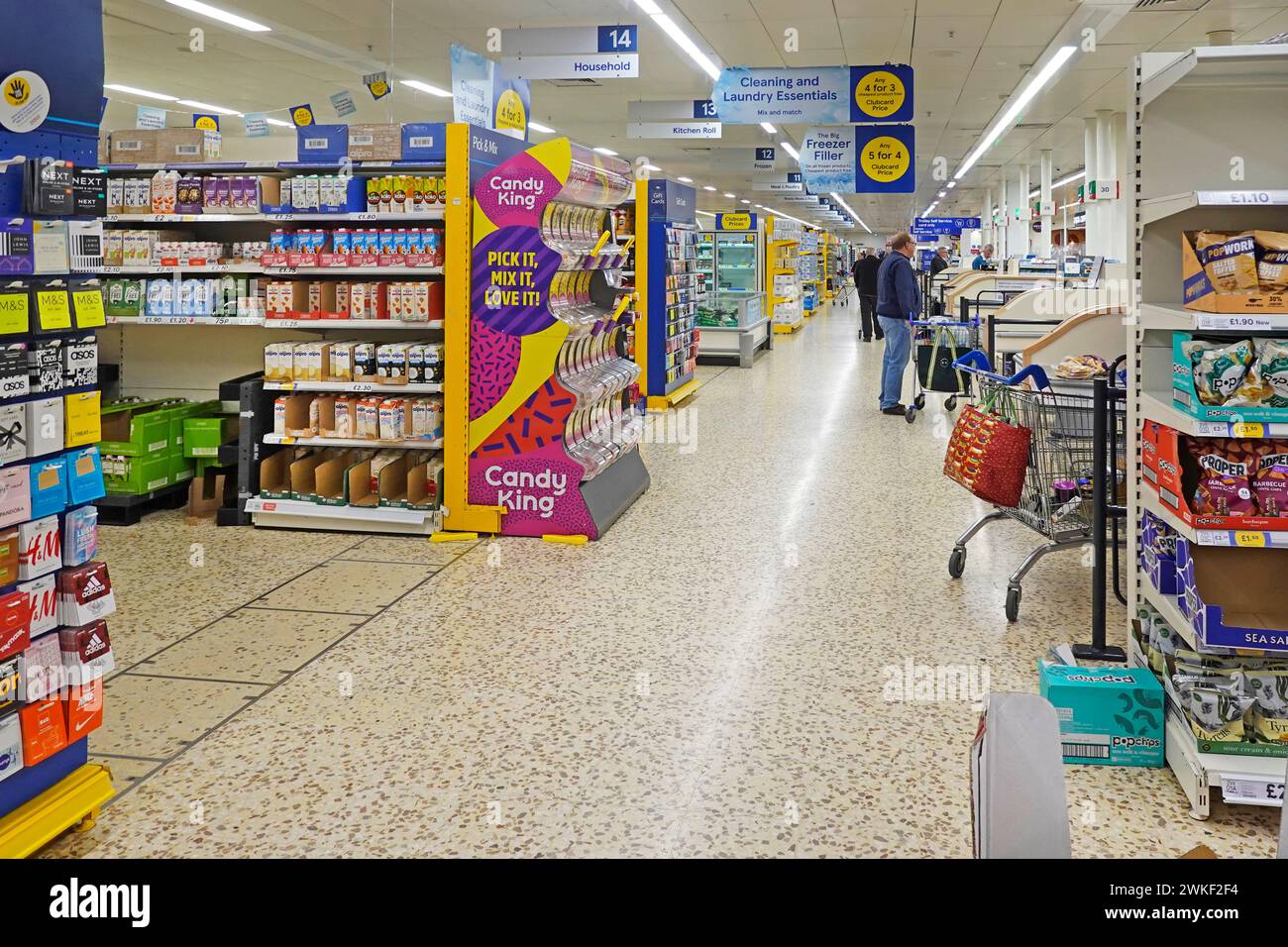 Supermarkt Einkaufsgang Innenansicht von Käufern in Regalen, in denen Lebensmittelwaren im Terrazzo-Stockwerk des Einzelhandelsgeschäfts Essex England Großbritannien gezeigt werden Stockfoto