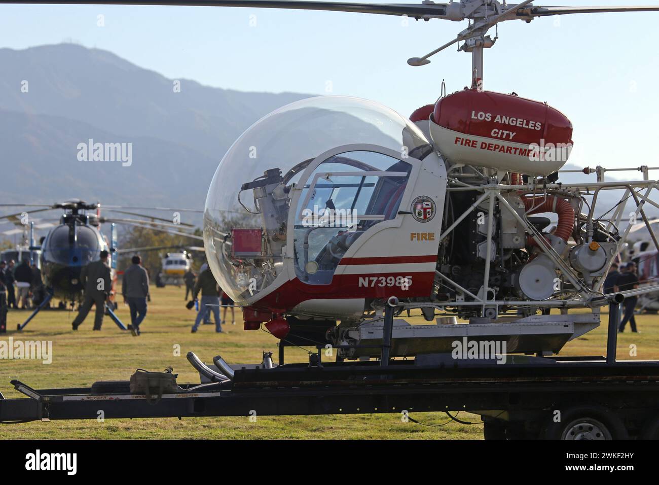 Los Angeles, Kalifornien, USA - 4. November 2023: Ein ehemaliger Bell 47G Hubschrauber, der im Besitz und in Wartung des L.A. Fire Department Museum ist, wird gezeigt. Stockfoto