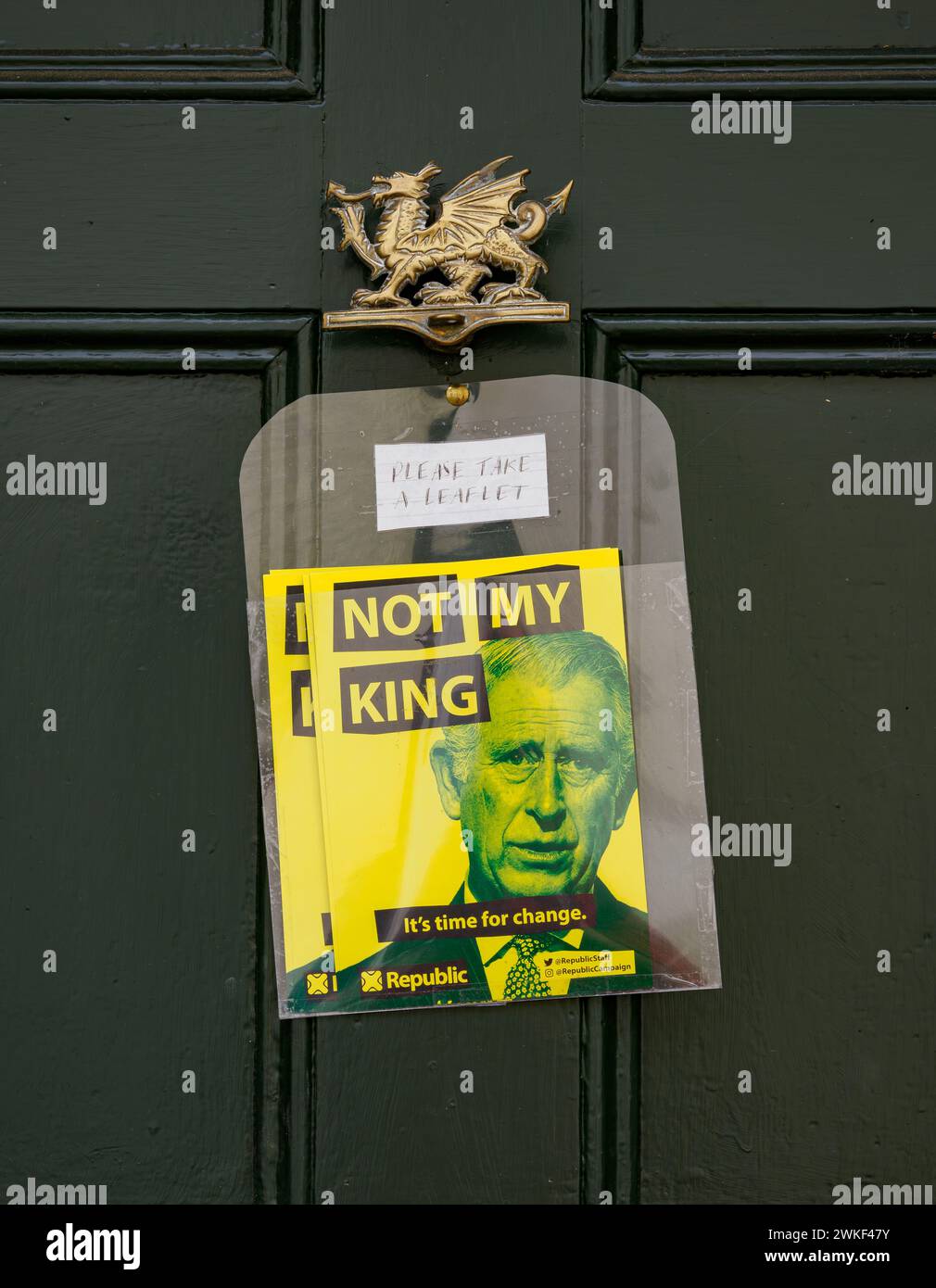 Flugblätter der Walisischen Republik, die die britische Monarchie ablehnen und die Unabhängigkeit fordern, an der Tür eines Landhauses in Südwales Großbritannien Stockfoto