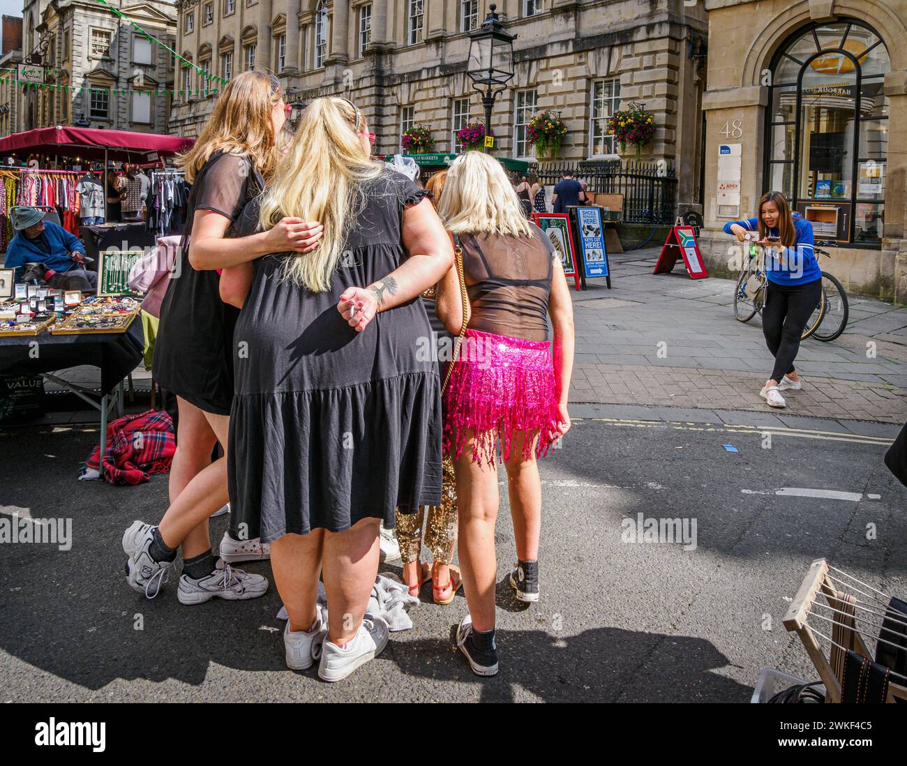 Eine Gruppe junger Frauen an einem Hühnerwochenende posiert für ein Foto in der Corn Street in der Altstadt von Bristol, Großbritannien Stockfoto