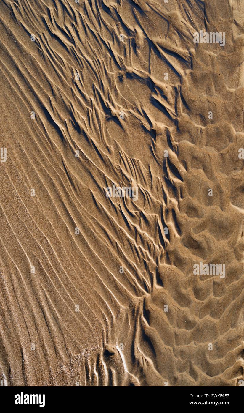 Muster in einem Sandstrand, hinterlassen von der rückläufigen Flut - Glamorgan Coast South Wales UK Stockfoto