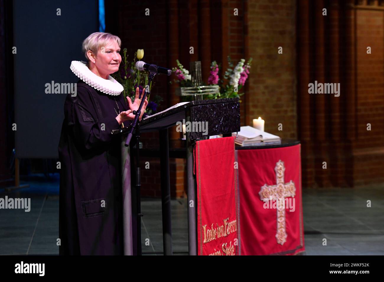 Der neue Diakonie-Praesident Ruediger Schuch ist am Dienstag 20.02.2024 mit einem Gottesdienst in Berlin offiziell ins Amt eingefuehrt worden. Foto: Bischoefin Kirsten Fehrs, amtierende Ratsvorsitzende der Evangelischen Kirche in Deutschland EKD, waehrend der Predigt der 55-jaehrige Theologe Ruediger Schuch hat zum Jahreswechsel als Nachfolger von Ulrich Lilie das Amt des Praesidenten der Diakonie Deutschland uebernommen. Davor vertrat er vier Jahre als Leiter des Evangelischen Büeros in Düsseldorf die Interessen der drei evangelischen Landeskirchen in Rheinland, Westfalen und Lippe bei Landt Stockfoto