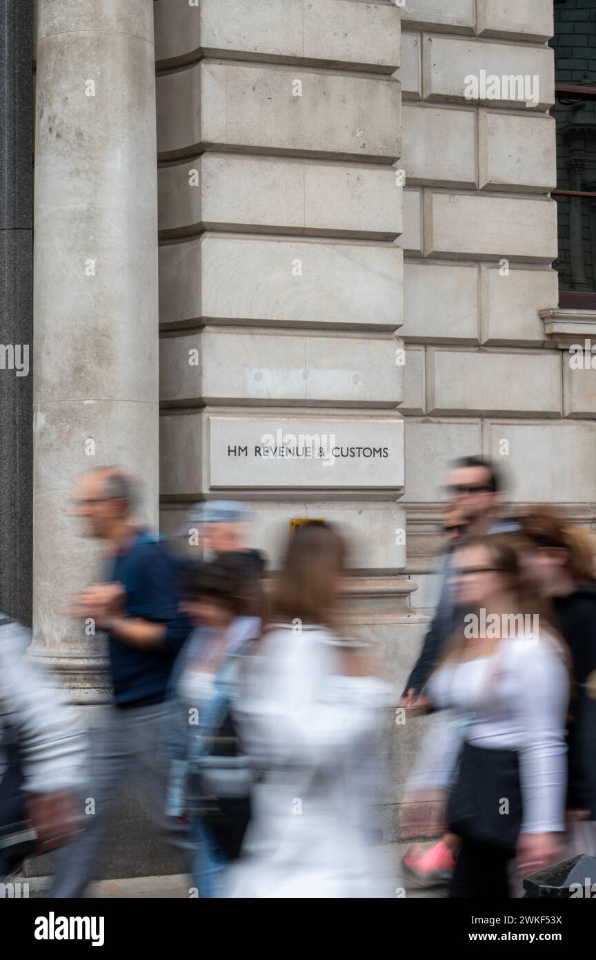 Fußgänger, die am Eingang der HMRC-Büros (her Majesty's Revenue and Customs) in London vorbeigehen. Stockfoto