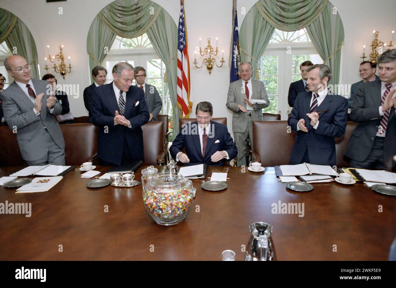 24/1981 Präsident Reagan nimmt an seiner ersten Kabinettssitzung nach einem Attentat mit Alexander Haig, James Watt, Murray Weidenbaum, Martin Anderson, Richard Allen, Frank Carlucci Stockfoto