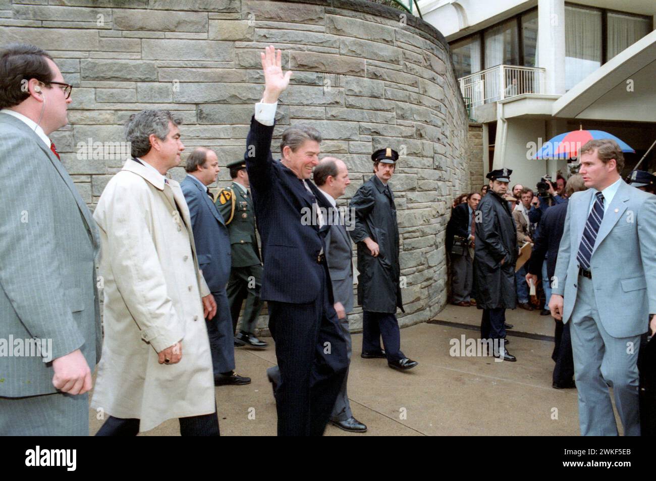 Präsident Ronald Reagan, kurz bevor er bei einem Attentat erschossen wurde, 30. März 1981 - Foto von Michael Evans Stockfoto