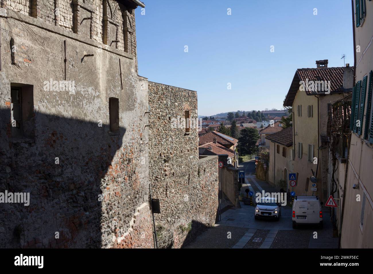 Zufahrtsstraße zum mittelalterlichen historischen Zentrum von Avigliana, Italien Stockfoto
