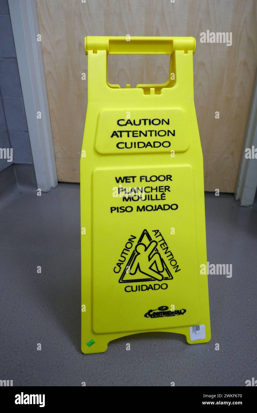 Melden Sie sich in der öffentlichen Toilette an und warnen Sie vor einem kürzlich gereinigten, nassen Boden. Stockfoto