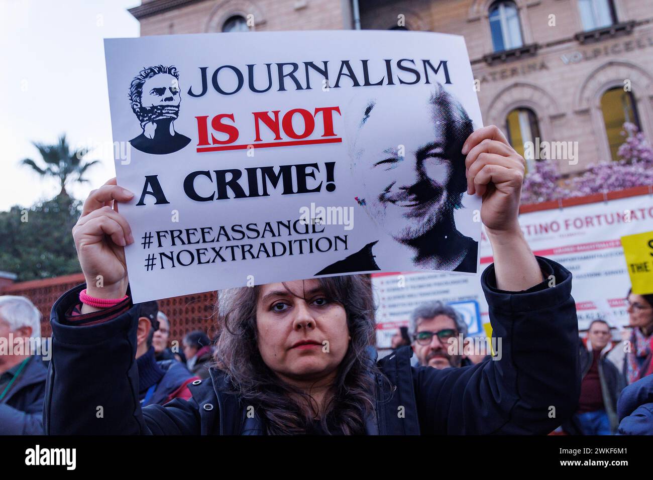 Roma, Italien. Februar 2024. Foto Roberto Monaldo/LaPresse20-02-2024 Roma Politica Ambasciata Britannica - Presidio per la liberazione di Julian Assange Nella foto UN momento del presidio 20-02-2024 Rom (Italien) Politik britische Botschaft - Demonstration zur Freilassung von Julian Assange im Bild Ein Moment der Demonstration Credit: LaPresse/Alamy Live News Stockfoto