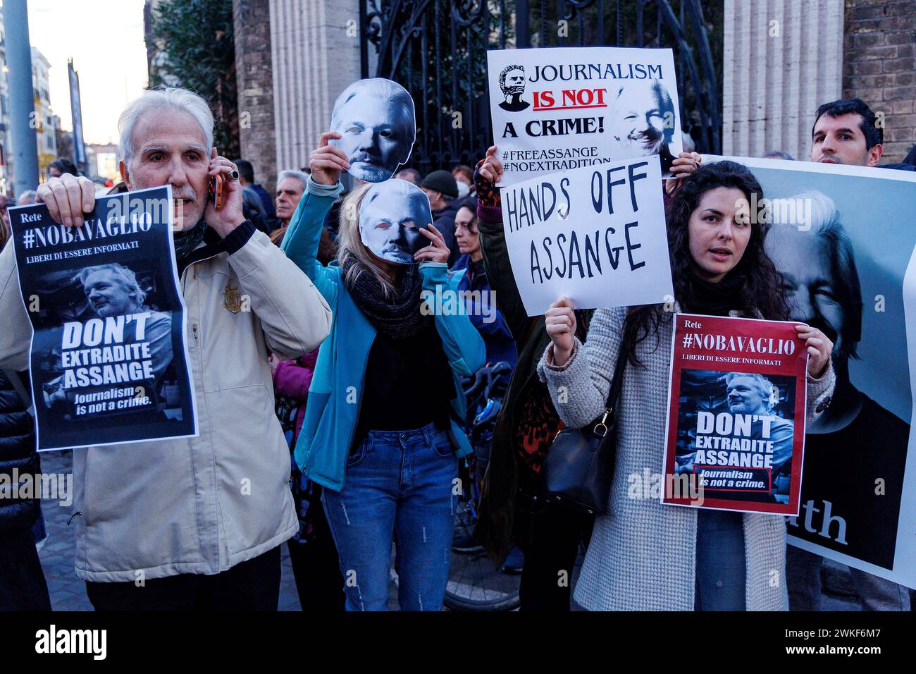 Roma, Italien. Februar 2024. Foto Roberto Monaldo/LaPresse20-02-2024 Roma Politica Ambasciata Britannica - Presidio per la liberazione di Julian Assange Nella foto UN momento del presidio 20-02-2024 Rom (Italien) Politik britische Botschaft - Demonstration zur Freilassung von Julian Assange im Bild Ein Moment der Demonstration Credit: LaPresse/Alamy Live News Stockfoto