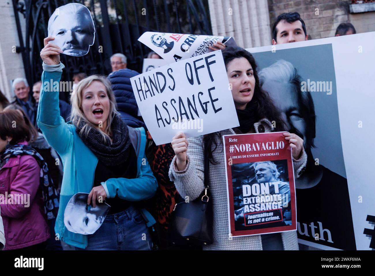 Roma, Italien. Februar 2024. Foto Roberto Monaldo/LaPresse20-02-2024 Roma Politica Ambasciata Britannica - Presidio per la liberazione di Julian Assange Nella foto UN momento del presidio 20-02-2024 Rom (Italien) Politik britische Botschaft - Demonstration zur Freilassung von Julian Assange im Bild Ein Moment der Demonstration Credit: LaPresse/Alamy Live News Stockfoto