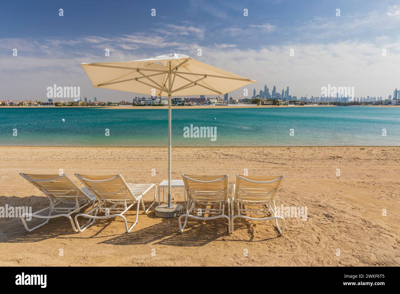 Panorama von Dubai vom Strand des Wasserparks Stockfoto