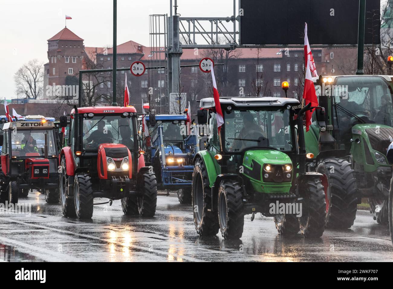 Landwirte fahren ihre Traktoren im Zentrum von Krakau, Polen, während sie am 20. Februar 2024 einen landesweiten Streik gegen die EU-Politik des Grünen Deals und die Agrarimporte aus der Ukraine veranstalten. Über 30 Traktoren blockierten heute die polnischen Straßen. Stockfoto