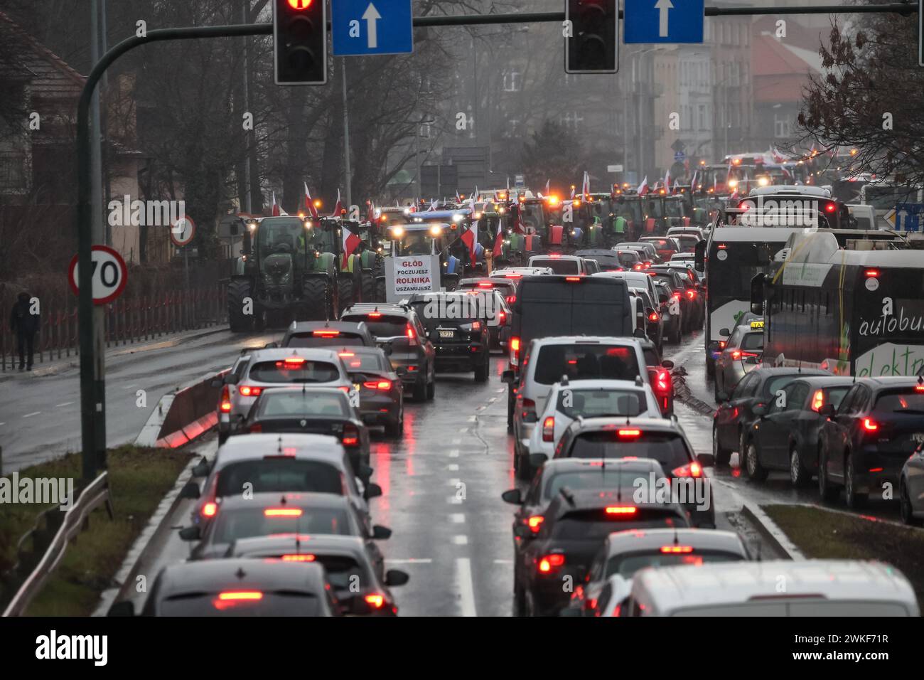Landwirte fahren ihre Traktoren im Zentrum von Krakau, Polen, während sie am 20. Februar 2024 einen landesweiten Streik gegen die EU-Politik des Grünen Deals und die Agrarimporte aus der Ukraine veranstalten. Über 30 Traktoren blockierten heute die polnischen Straßen. Stockfoto