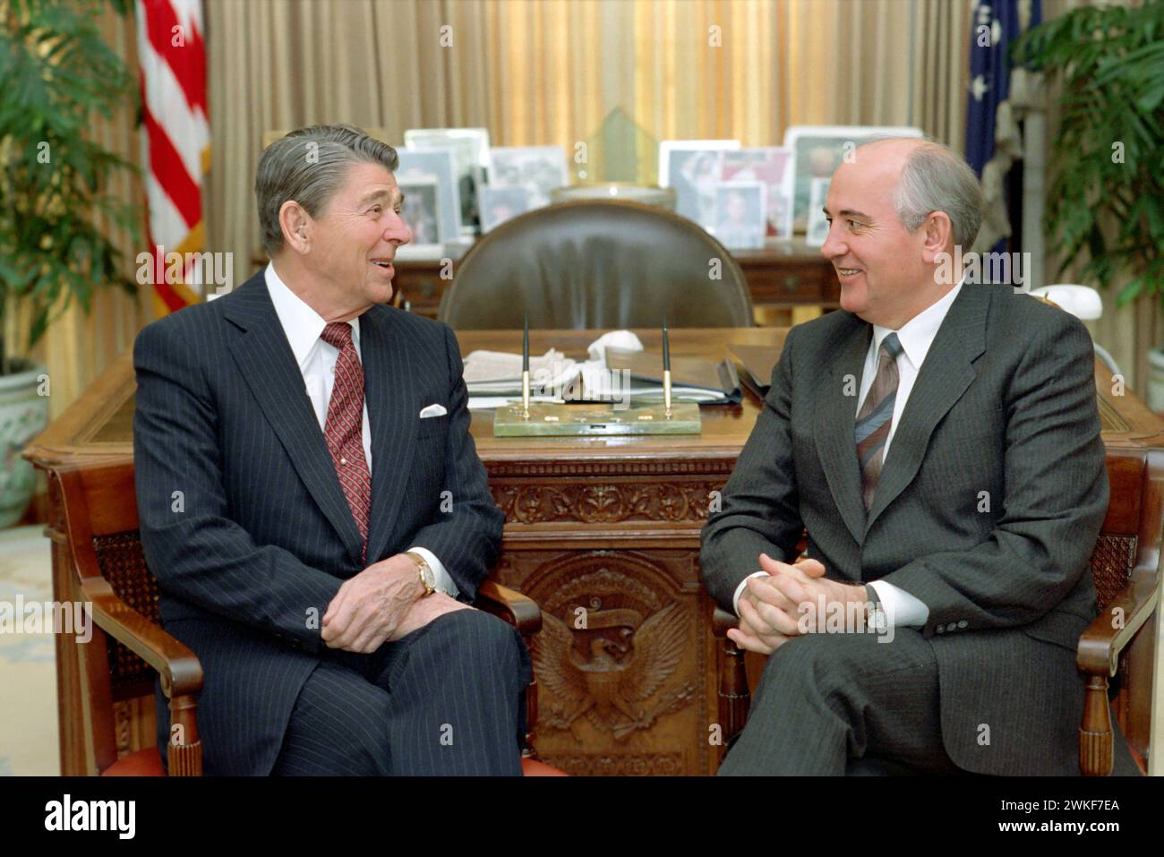 Michail Gorbatschow und Ronald Reagan. Porträt des ehemaligen Präsidenten der Sowjetunion, Michail Sergejewitsch Gorbatschow (1931–2022) und des US-Präsidenten Ronald Reagan (1911–2004) im Weißen Haus, 1987 Stockfoto