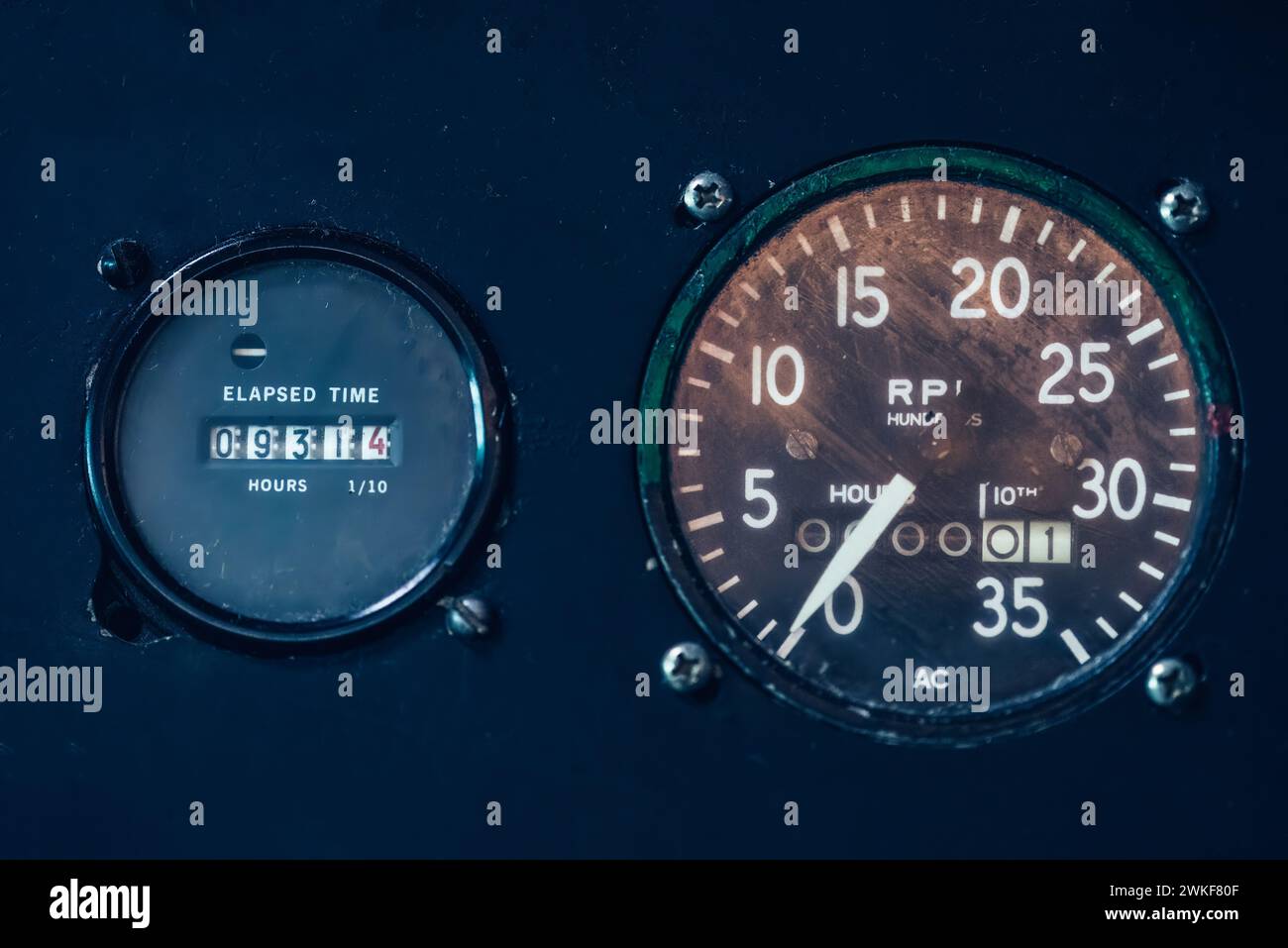 Nahaufnahme eines Tachometers mit Geschwindigkeitsanzeige, Kilometerzähler und anderen Messpunkten und Anzeigen im Fahrzeug Stockfoto