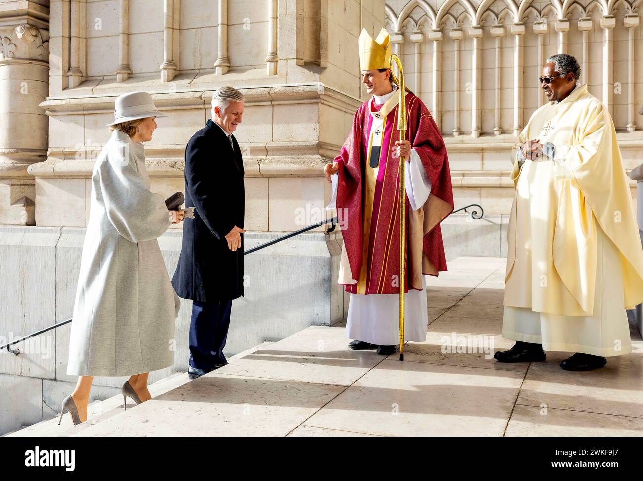 Brüssel, Belgien. Februar 2024. Belgien Königin Mathilde und König Filip (Philippe) und König Albert und Königin Paola und Prinz Laurent und Prinzessin Claire und Prinzessin Delphine und James O’Hare sowie Erzherzog Carl Christian von Habsbourg-Lothringen und Prinzessin Marie-Astrid von Luxemburg nehmen an der jährlichen eucharistischen Feier zum Gedenken an die verstorbenen Mitglieder des Königs Teil Familie in der Kirche unserer Lieben Frau in Laeken, Laken, Brüssel Credit: Albert Nieboer/Niederlande OUT/Point de Vue OUT Foto: Albert Nieboer/dpa/Alamy Live News Stockfoto