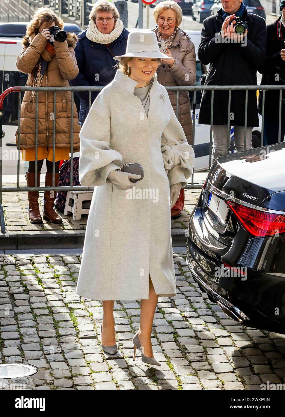Brüssel, Belgien. Februar 2024. Belgien Königin Mathilde und König Filip (Philippe) und König Albert und Königin Paola und Prinz Laurent und Prinzessin Claire und Prinzessin Delphine und James O’Hare sowie Erzherzog Carl Christian von Habsbourg-Lothringen und Prinzessin Marie-Astrid von Luxemburg nehmen an der jährlichen eucharistischen Feier zum Gedenken an die verstorbenen Mitglieder des Königs Teil Familie in der Kirche unserer Lieben Frau in Laeken, Laken, Brüssel Credit: Albert Nieboer/Niederlande OUT/Point de Vue OUT Foto: Albert Nieboer/dpa/Alamy Live News Stockfoto