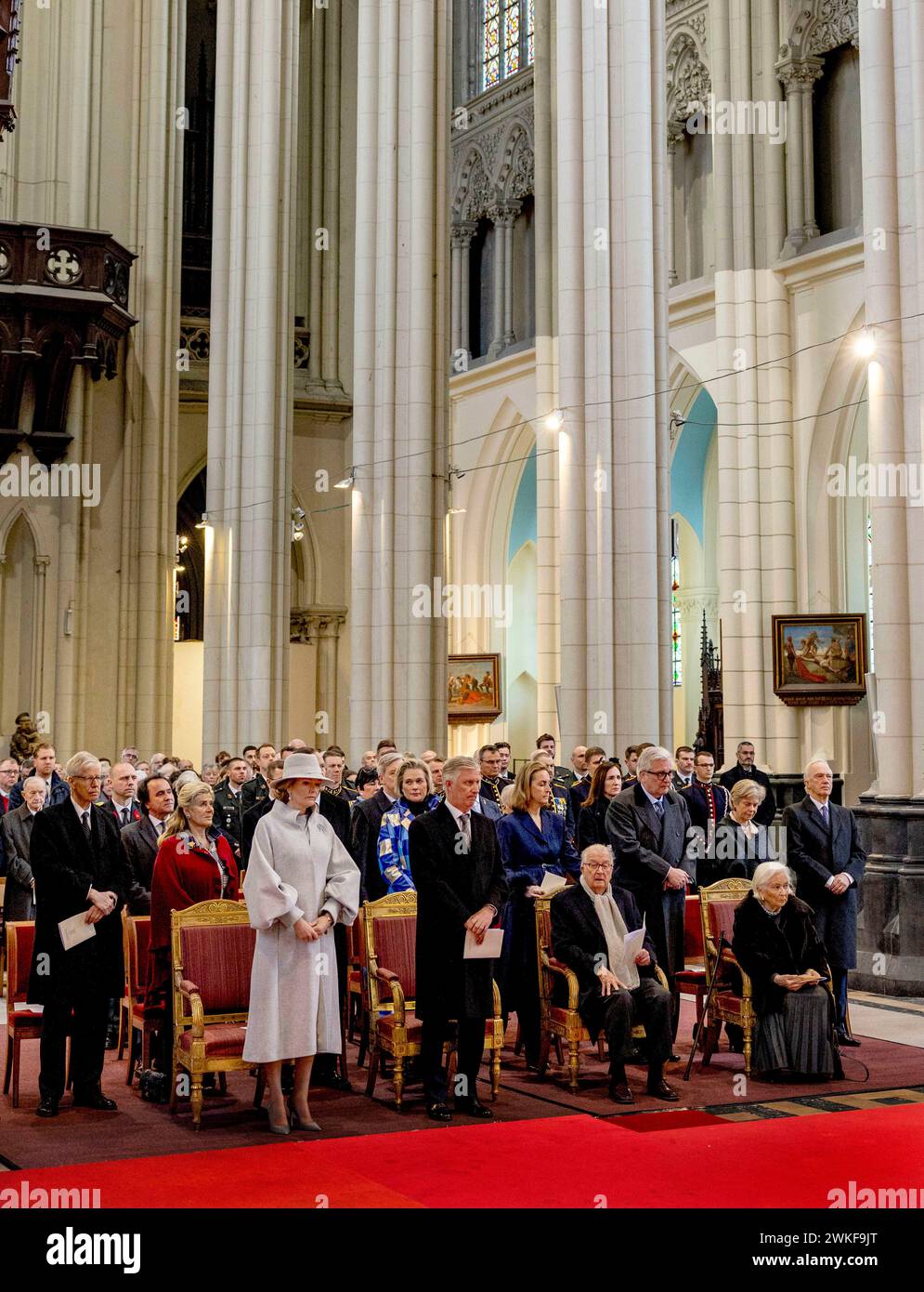 Brüssel, Belgien. Februar 2024. Belgien Königin Mathilde und König Filip (Philippe) und König Albert und Königin Paola und Prinz Laurent und Prinzessin Claire und Prinzessin Delphine und James O’Hare sowie Erzherzog Carl Christian von Habsbourg-Lothringen und Prinzessin Marie-Astrid von Luxemburg nehmen an der jährlichen eucharistischen Feier zum Gedenken an die verstorbenen Mitglieder des Königs Teil Familie in der Kirche unserer Lieben Frau in Laeken, Laken, Brüssel Credit: Albert Nieboer/Niederlande OUT/Point de Vue OUT Foto: Albert Nieboer/dpa/Alamy Live News Stockfoto