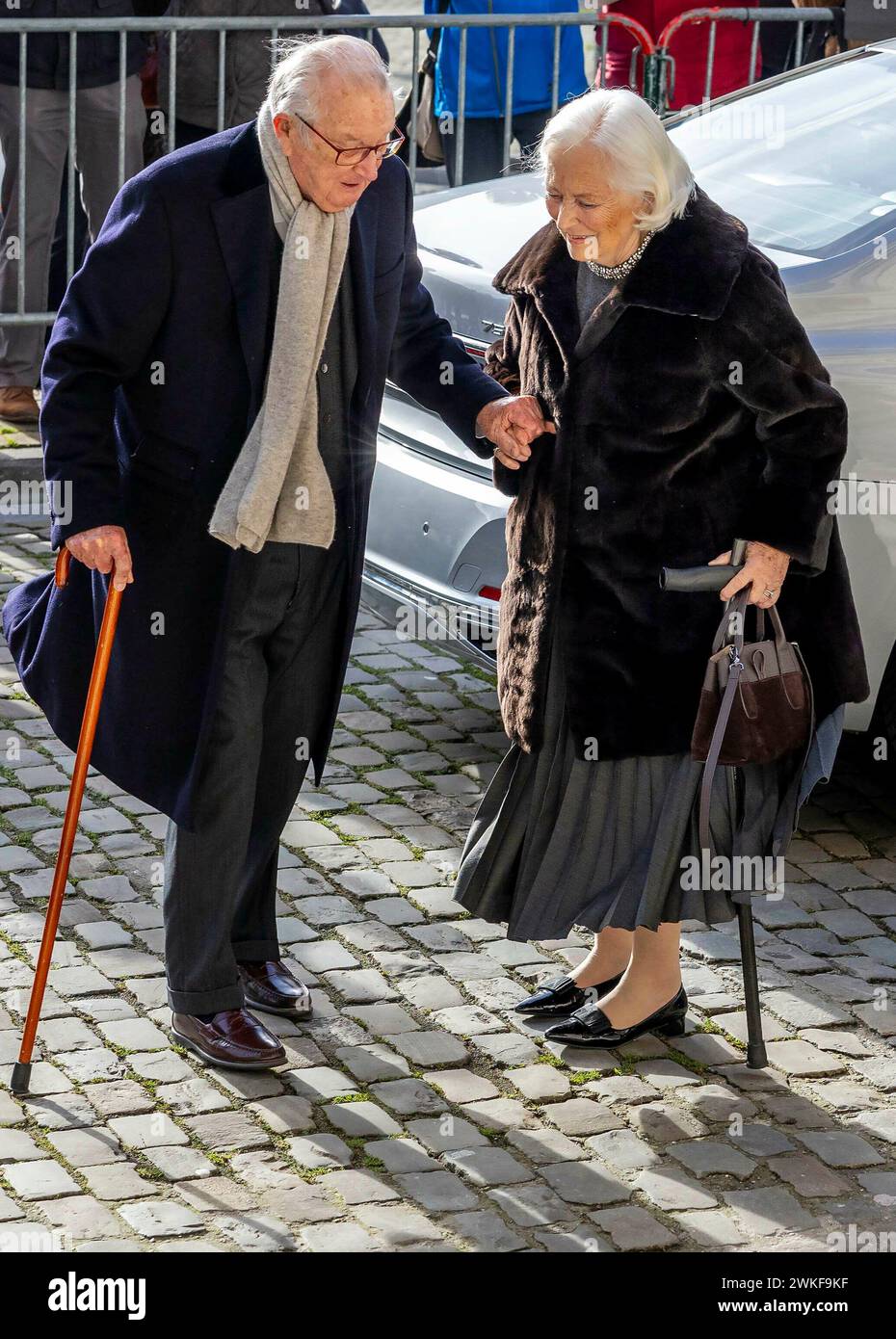 Brüssel, Belgien. Februar 2024. Belgien Königin Mathilde und König Filip (Philippe) und König Albert und Königin Paola und Prinz Laurent und Prinzessin Claire und Prinzessin Delphine und James O’Hare sowie Erzherzog Carl Christian von Habsbourg-Lothringen und Prinzessin Marie-Astrid von Luxemburg nehmen an der jährlichen eucharistischen Feier zum Gedenken an die verstorbenen Mitglieder des Königs Teil Familie in der Kirche unserer Lieben Frau in Laeken, Laken, Brüssel Credit: Albert Nieboer/Niederlande OUT/Point de Vue OUT Foto: Albert Nieboer/dpa/Alamy Live News Stockfoto