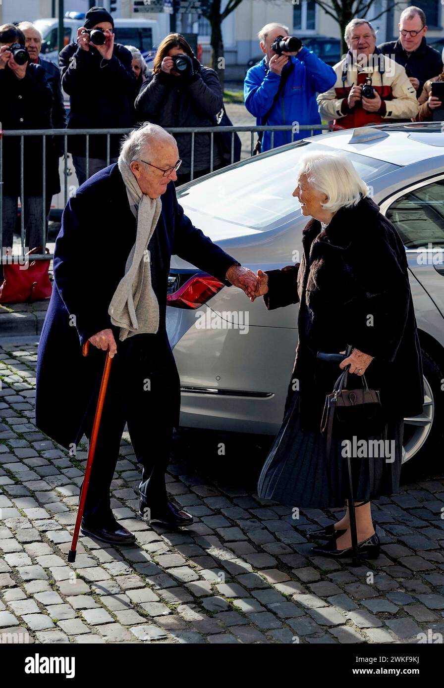 Brüssel, Belgien. Februar 2024. Belgien Königin Mathilde und König Filip (Philippe) und König Albert und Königin Paola und Prinz Laurent und Prinzessin Claire und Prinzessin Delphine und James O’Hare sowie Erzherzog Carl Christian von Habsbourg-Lothringen und Prinzessin Marie-Astrid von Luxemburg nehmen an der jährlichen eucharistischen Feier zum Gedenken an die verstorbenen Mitglieder des Königs Teil Familie in der Kirche unserer Lieben Frau in Laeken, Laken, Brüssel Credit: Albert Nieboer/Niederlande OUT/Point de Vue OUT Foto: Albert Nieboer/dpa/Alamy Live News Stockfoto