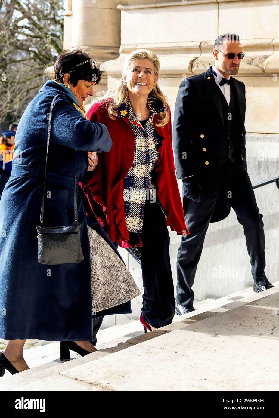 Brüssel, Belgien. Februar 2024. Belgien Königin Mathilde und König Filip (Philippe) und König Albert und Königin Paola und Prinz Laurent und Prinzessin Claire und Prinzessin Delphine und James O’Hare sowie Erzherzog Carl Christian von Habsbourg-Lothringen und Prinzessin Marie-Astrid von Luxemburg nehmen an der jährlichen eucharistischen Feier zum Gedenken an die verstorbenen Mitglieder des Königs Teil Familie in der Kirche unserer Lieben Frau in Laeken, Laken, Brüssel Credit: Albert Nieboer/Niederlande OUT/Point de Vue OUT Foto: Albert Nieboer/dpa/Alamy Live News Stockfoto