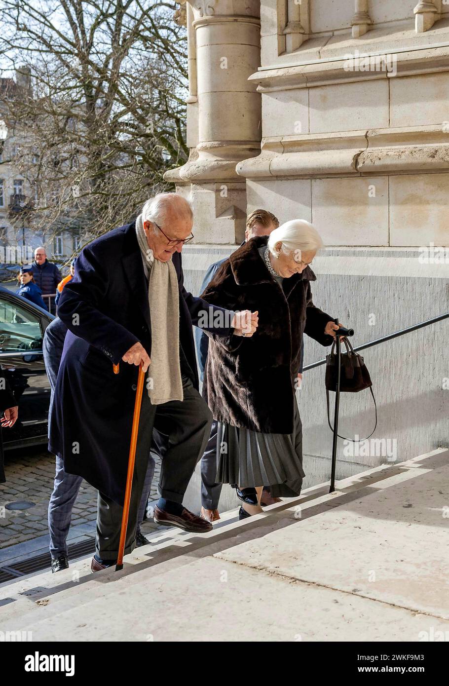 Brüssel, Belgien. Februar 2024. Belgien Königin Mathilde und König Filip (Philippe) und König Albert und Königin Paola und Prinz Laurent und Prinzessin Claire und Prinzessin Delphine und James O’Hare sowie Erzherzog Carl Christian von Habsbourg-Lothringen und Prinzessin Marie-Astrid von Luxemburg nehmen an der jährlichen eucharistischen Feier zum Gedenken an die verstorbenen Mitglieder des Königs Teil Familie in der Kirche unserer Lieben Frau in Laeken, Laken, Brüssel Credit: Albert Nieboer/Niederlande OUT/Point de Vue OUT Foto: Albert Nieboer/dpa/Alamy Live News Stockfoto