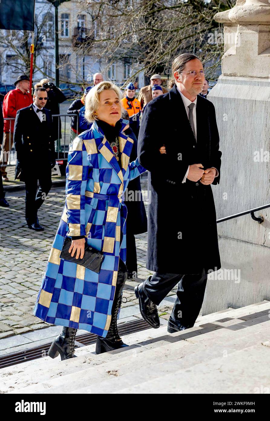 Brüssel, Belgien. Februar 2024. Belgien Königin Mathilde und König Filip (Philippe) und König Albert und Königin Paola und Prinz Laurent und Prinzessin Claire und Prinzessin Delphine und James O’Hare sowie Erzherzog Carl Christian von Habsbourg-Lothringen und Prinzessin Marie-Astrid von Luxemburg nehmen an der jährlichen eucharistischen Feier zum Gedenken an die verstorbenen Mitglieder des Königs Teil Familie in der Kirche unserer Lieben Frau in Laeken, Laken, Brüssel Credit: Albert Nieboer/Niederlande OUT/Point de Vue OUT Foto: Albert Nieboer/dpa/Alamy Live News Stockfoto