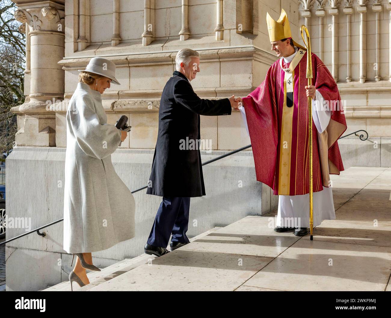 Brüssel, Belgien. Februar 2024. Belgien Königin Mathilde und König Filip (Philippe) und König Albert und Königin Paola und Prinz Laurent und Prinzessin Claire und Prinzessin Delphine und James O’Hare sowie Erzherzog Carl Christian von Habsbourg-Lothringen und Prinzessin Marie-Astrid von Luxemburg nehmen an der jährlichen eucharistischen Feier zum Gedenken an die verstorbenen Mitglieder des Königs Teil Familie in der Kirche unserer Lieben Frau in Laeken, Laken, Brüssel Credit: Albert Nieboer/Niederlande OUT/Point de Vue OUT Foto: Albert Nieboer/dpa/Alamy Live News Stockfoto