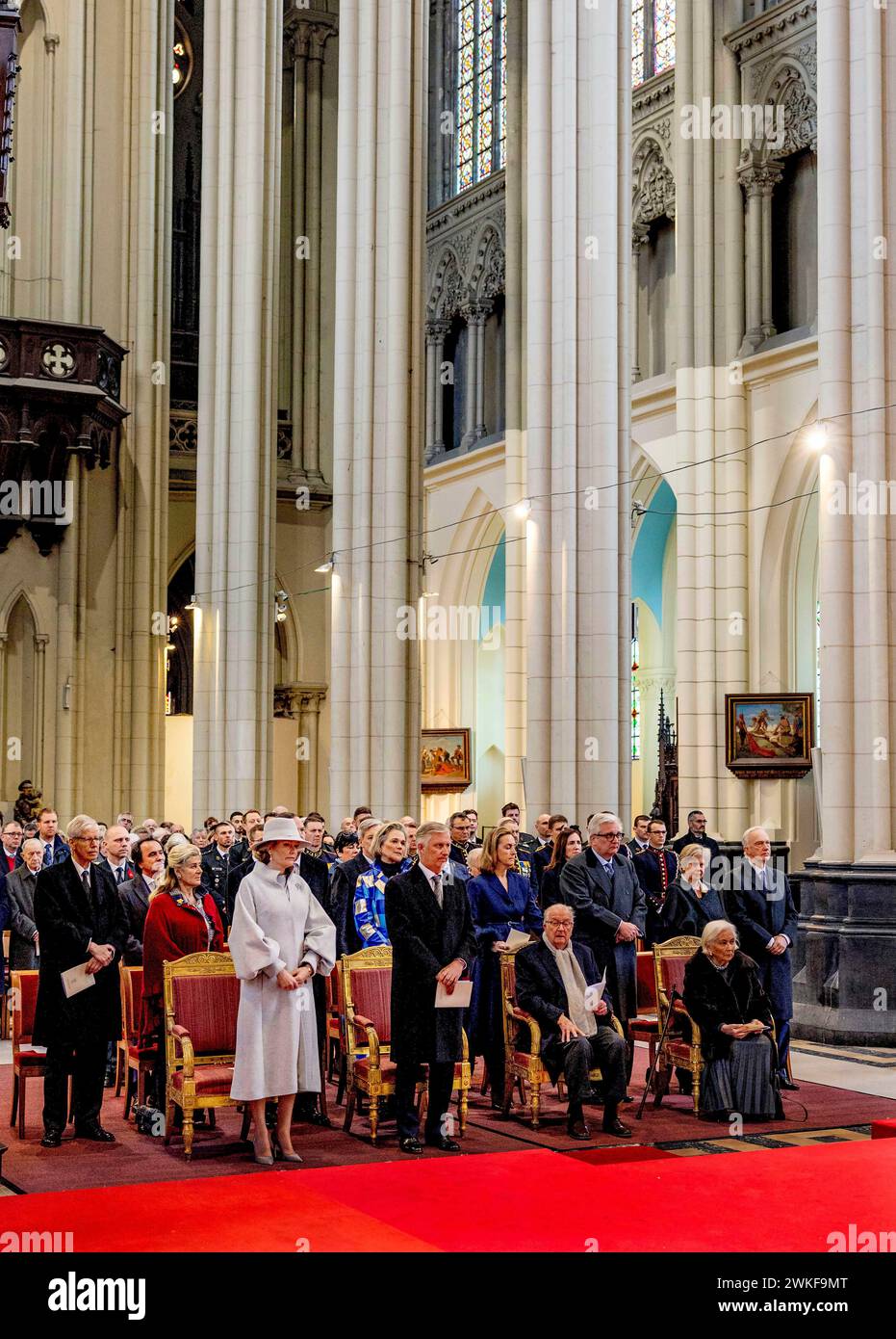 Brüssel, Belgien. Februar 2024. Belgien Königin Mathilde und König Filip (Philippe) und König Albert und Königin Paola und Prinz Laurent und Prinzessin Claire und Prinzessin Delphine und James O’Hare sowie Erzherzog Carl Christian von Habsbourg-Lothringen und Prinzessin Marie-Astrid von Luxemburg nehmen an der jährlichen eucharistischen Feier zum Gedenken an die verstorbenen Mitglieder des Königs Teil Familie in der Kirche unserer Lieben Frau in Laeken, Laken, Brüssel Credit: Albert Nieboer/Niederlande OUT/Point de Vue OUT Foto: Albert Nieboer/dpa/Alamy Live News Stockfoto