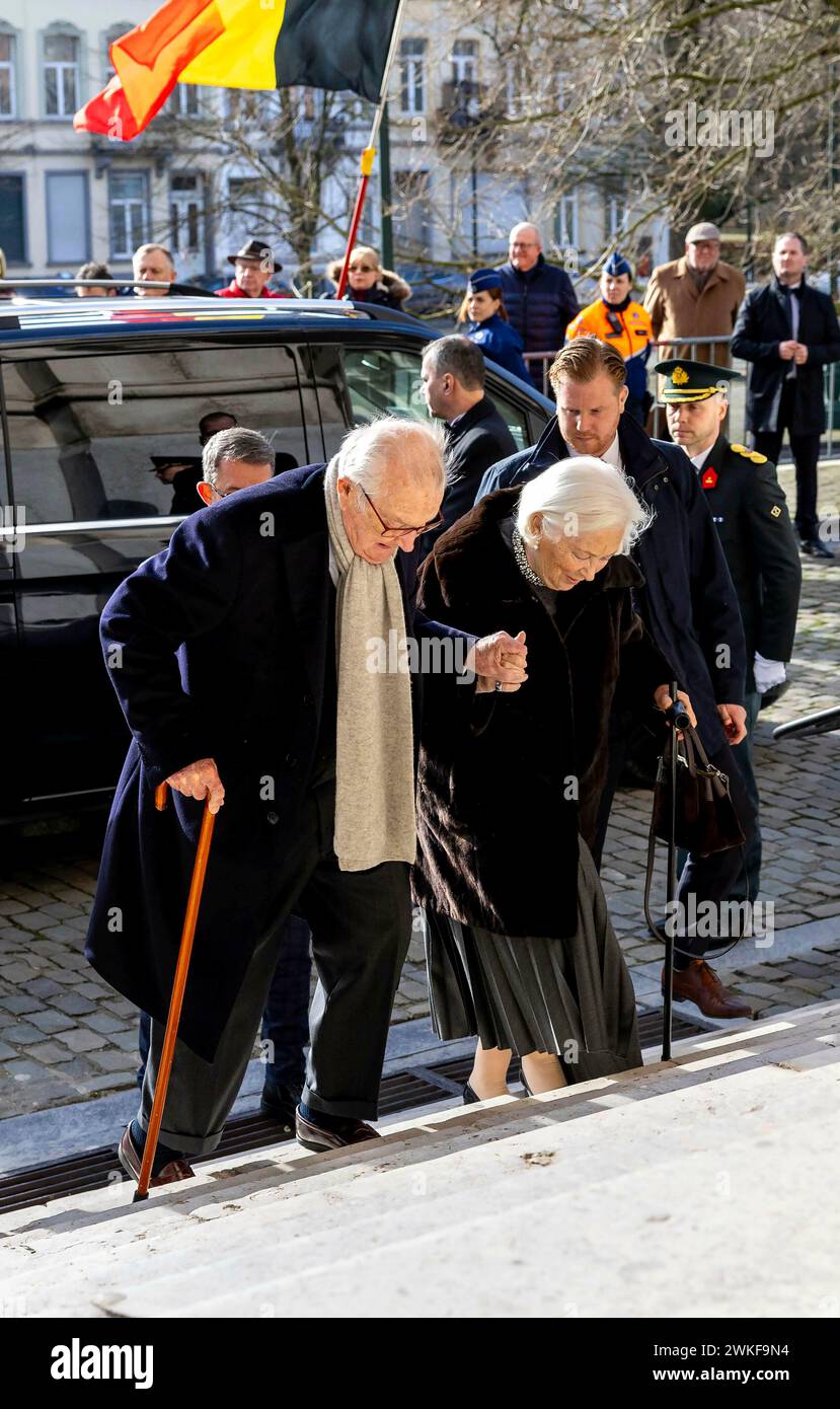 Brüssel, Belgien. Februar 2024. Belgien Königin Mathilde und König Filip (Philippe) und König Albert und Königin Paola und Prinz Laurent und Prinzessin Claire und Prinzessin Delphine und James O’Hare sowie Erzherzog Carl Christian von Habsbourg-Lothringen und Prinzessin Marie-Astrid von Luxemburg nehmen an der jährlichen eucharistischen Feier zum Gedenken an die verstorbenen Mitglieder des Königs Teil Familie in der Kirche unserer Lieben Frau in Laeken, Laken, Brüssel Credit: Albert Nieboer/Niederlande OUT/Point de Vue OUT Foto: Albert Nieboer/dpa/Alamy Live News Stockfoto