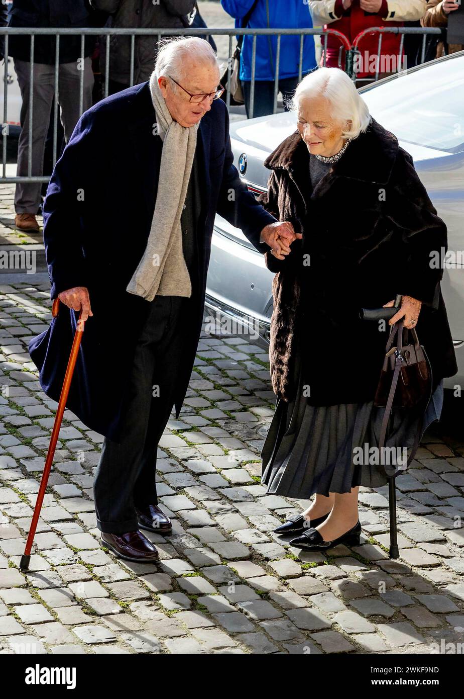 Brüssel, Belgien. Februar 2024. Belgien Königin Mathilde und König Filip (Philippe) und König Albert und Königin Paola und Prinz Laurent und Prinzessin Claire und Prinzessin Delphine und James O’Hare sowie Erzherzog Carl Christian von Habsbourg-Lothringen und Prinzessin Marie-Astrid von Luxemburg nehmen an der jährlichen eucharistischen Feier zum Gedenken an die verstorbenen Mitglieder des Königs Teil Familie in der Kirche unserer Lieben Frau in Laeken, Laken, Brüssel Credit: Albert Nieboer/Niederlande OUT/Point de Vue OUT Foto: Albert Nieboer/dpa/Alamy Live News Stockfoto