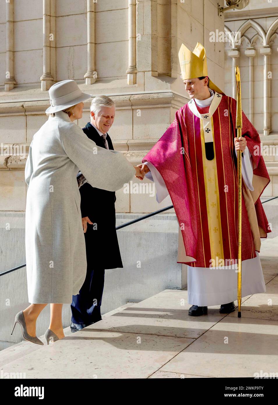 Brüssel, Belgien. Februar 2024. Belgien Königin Mathilde und König Filip (Philippe) und König Albert und Königin Paola und Prinz Laurent und Prinzessin Claire und Prinzessin Delphine und James O’Hare sowie Erzherzog Carl Christian von Habsbourg-Lothringen und Prinzessin Marie-Astrid von Luxemburg nehmen an der jährlichen eucharistischen Feier zum Gedenken an die verstorbenen Mitglieder des Königs Teil Familie in der Kirche unserer Lieben Frau in Laeken, Laken, Brüssel Credit: Albert Nieboer/Niederlande OUT/Point de Vue OUT Foto: Albert Nieboer/dpa/Alamy Live News Stockfoto
