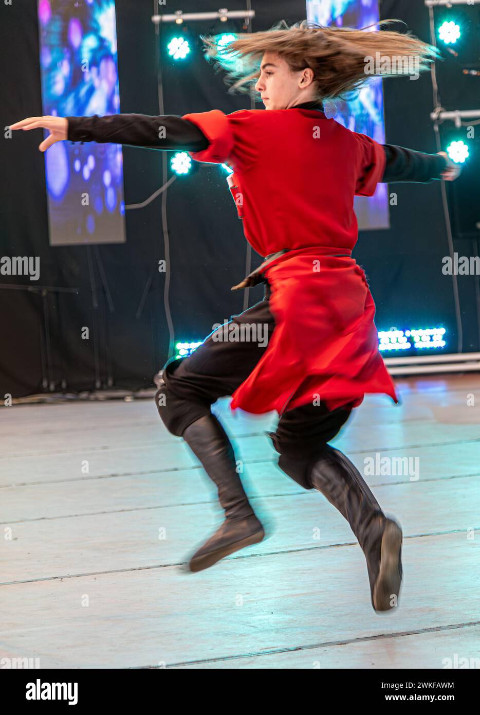 RUMÄNIEN, TIMISOARA - 7. JULI 2019: Tänzerin aus Georgien in traditioneller Tracht, anwesend beim internationalen Volksfest. Stockfoto