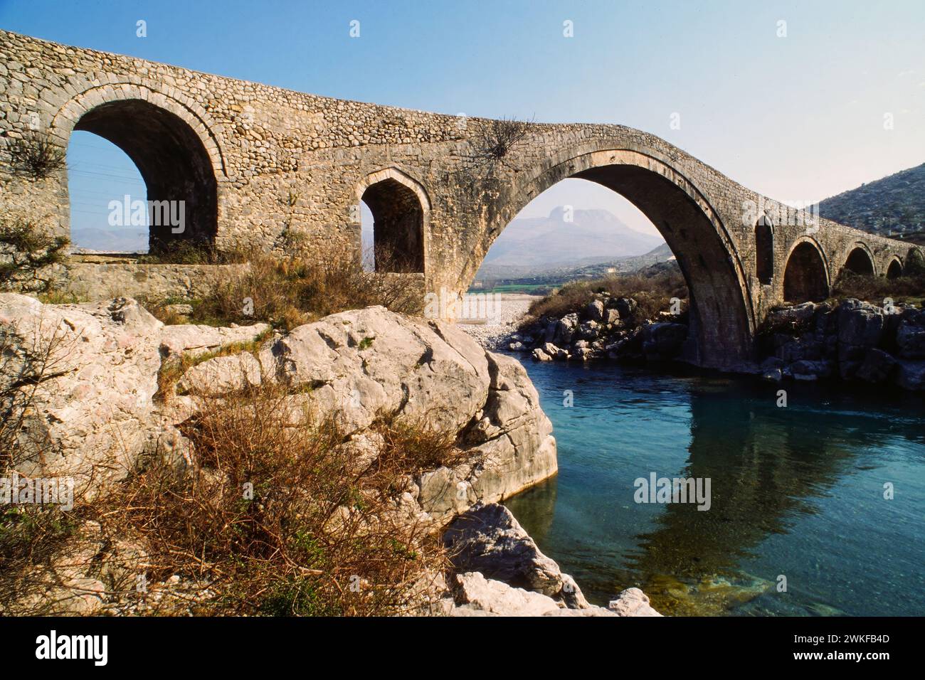 Albanien, 1986: MES-Brücke (albanisch Ura e mesit) die berühmte osmanische Brücke über den Fluss Kiri, Shkodër, Albanien. Stockfoto