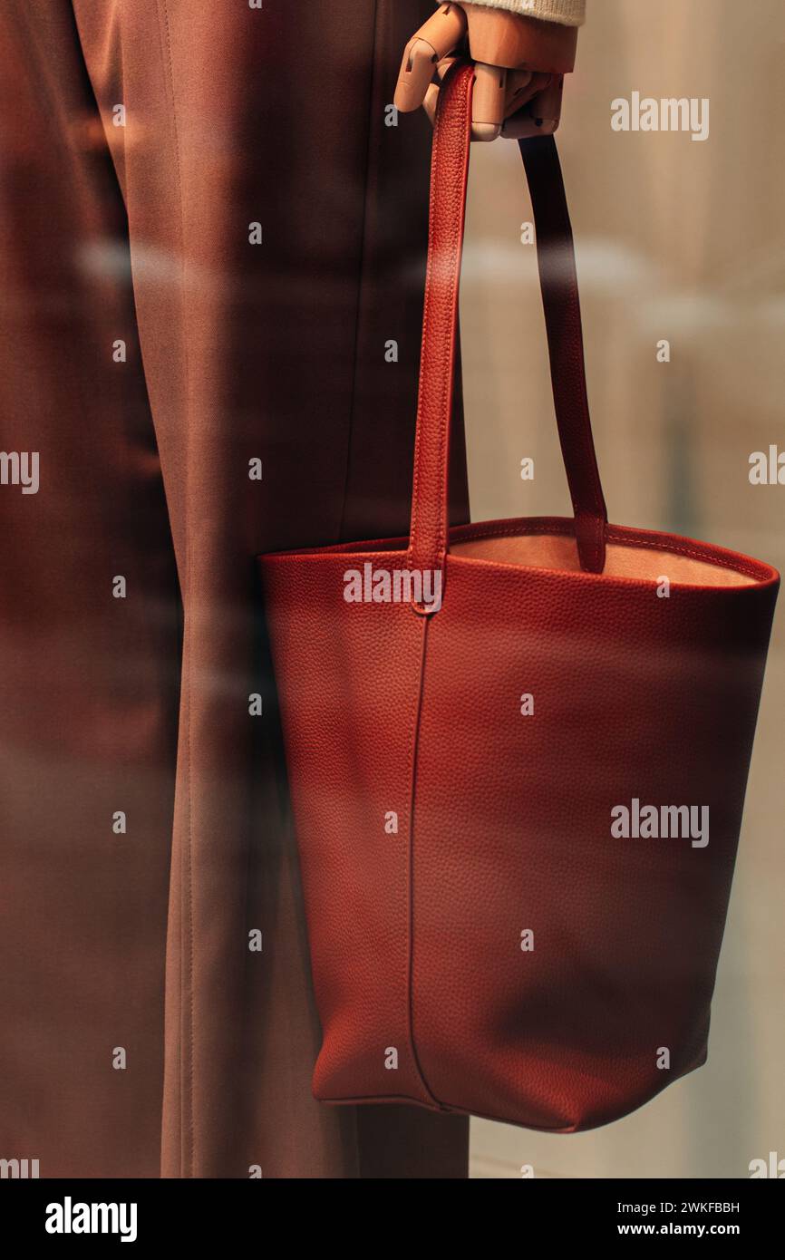 Details einer braunen, stilvollen Ledertasche. Lässige Damenmode und Accessoires Stockfoto