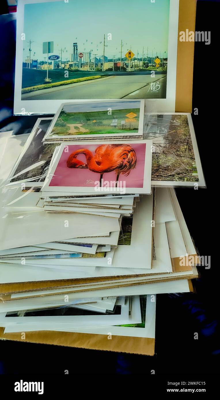 Ein Stapel von Fotos mit Bildern, die entfernt werden, auf der Tischplatte Stockfoto