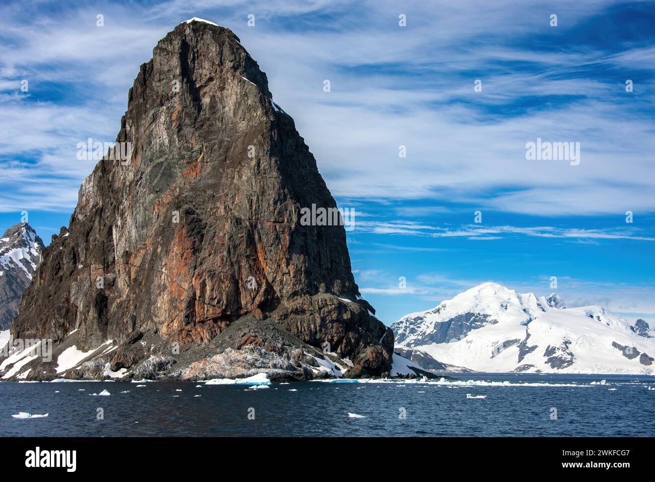 Basaltgipfel, der aus dem Ozean steigt, Antarktische Halbinsel, Antarktis Stockfoto