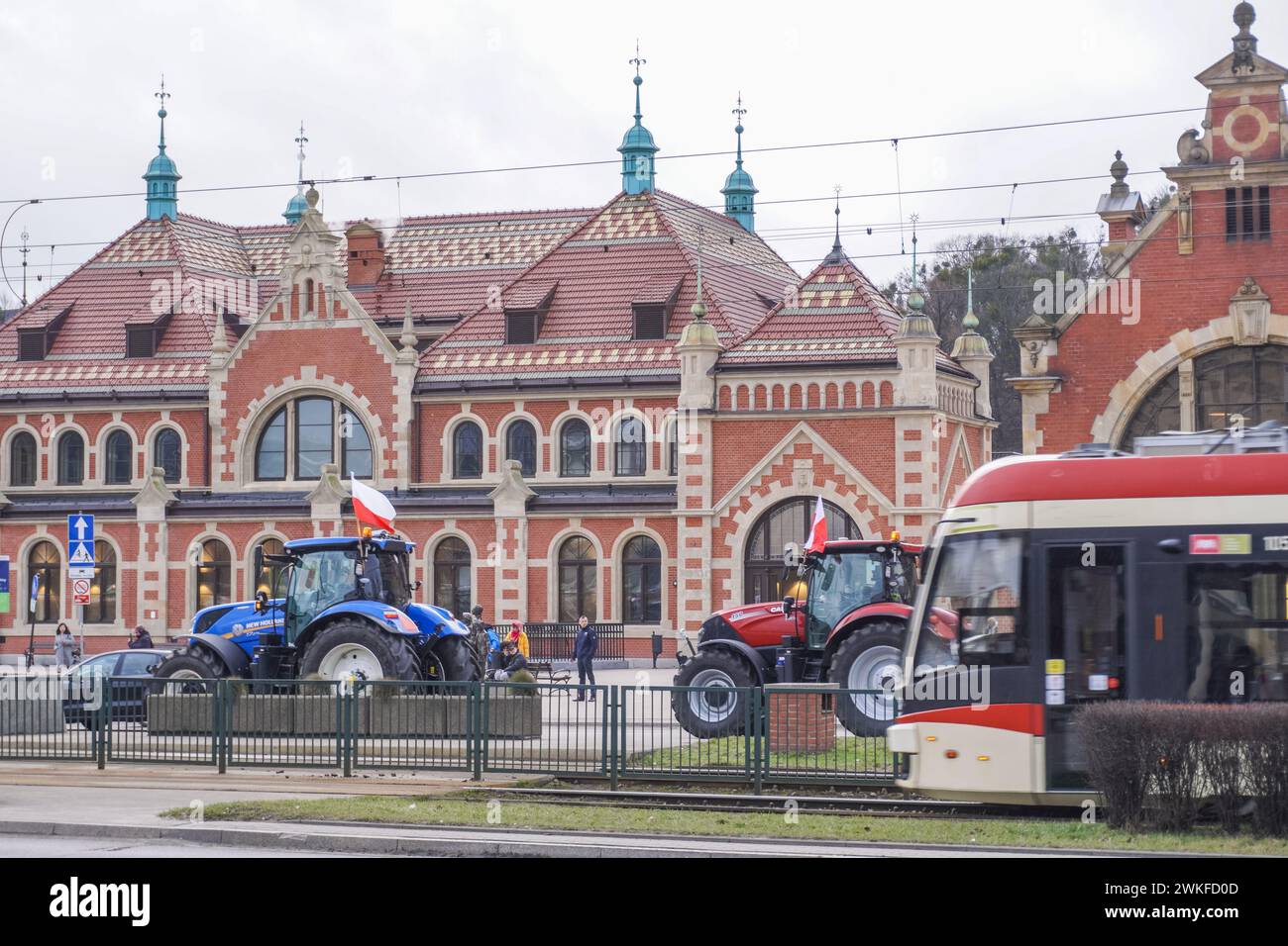 Polen. Februar 2024. Danzig, Polen Februar 2024 Landwirte blockieren Straßen im Stadtzentrum, während Traktoren langsam durch die überfüllten Straßen fahren, und sehen, wie Landwirte Straßen im ganzen Land blockieren, um die EU-Umweltpolitik und den unlauteren Wettbewerb aus nicht-EU-Ländern zu fordern. Quelle: Vadim Pacajev/Alamy Live News Stockfoto