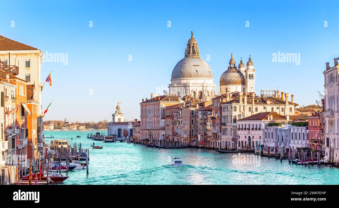 Wunderschöner Blick auf den Canal Grande und die Basilika Santa Maria della Salute in Venedig, Italien. Stockfoto