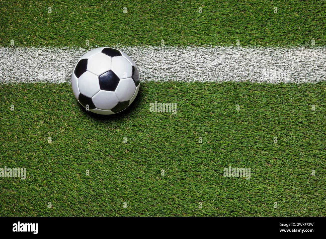 Fußball auf dem Grasfeld mit Streifenmuster von oben Stockfoto